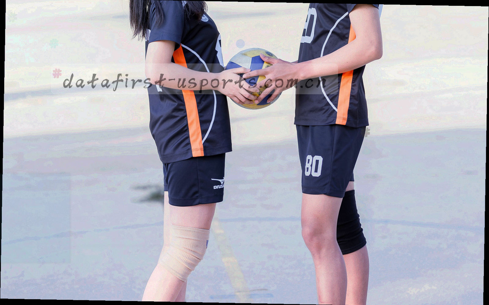 夜色中的体育场看台灯光与跑道线条，远景无人